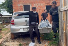 Mulher é assassinada a facadas dentro de casa no Acre; namorado, monitorado por tornozeleira, é principal suspeito
