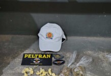 Em Cruzeiro do Sul, motociclista é detido com drogas após tentar fugir da polícia