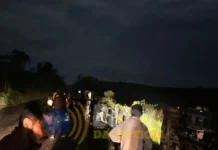 Ônibus da Transacreana tomba na BR-364 e deixa passageiros feridos