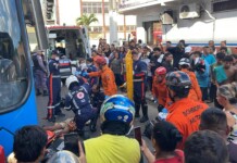 VÍDEO: Motociclista tem perna esmagada por ônibus durante acidente