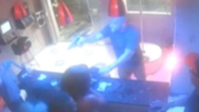 fardado-do-crime-cabo-da-pm-invade-casa-de-prostituicao-rende-geral-e-rouba-clientes_widelg