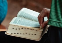 Mâncio Lima sanciona lei que cria a Semana Municipal da Bíblia