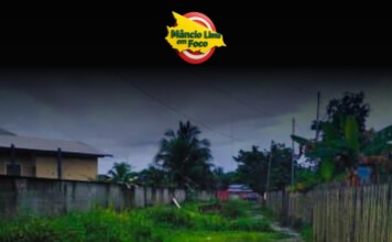 Em Mâncio Lima, moradora do bairro São Vidal pede ajuda o poder público após água invadir rua e sua residência