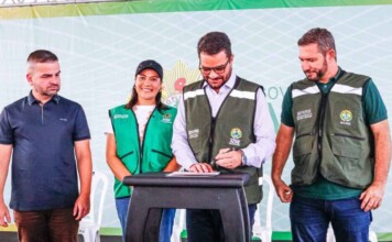 Em Tarauacá, governador Gladson Camelí assina autorização para a construção de novas unidades habitacionais
