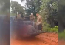 Vídeo mostra policiais carregando corpos de suspeitos mortos em confronto após operação