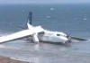 Avião cai em praia após perder asa; assista ao vídeo
