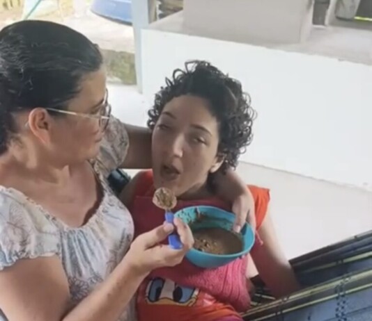 VÍDEO: em Cruzeiro do Sul, jovem de 27 anos tem benefício cortado pelo INSS e família pede ajuda para reverter decisão