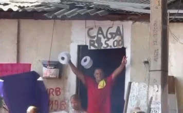 Vídeo mostra homem cobrando R$ 5 para uso de banheiro durante festa