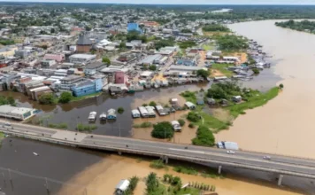 Cheia do Rio Juruá faz Energisa suspender serviço em regiões de Cruzeiro do Sul