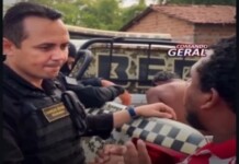 Pai repreende filho preso e abraça delegado durante operação no interior