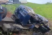 No interior do Acre, motorista escapa com ferimentos leves após caçamba despencar em ribanceira na BR-364