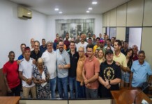 Sumido, Chicão reaparece ao lado de Alan Rick na Câmara Municipal de Mâncio Lima