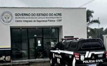 Suspeito de tráfico é preso com drogas em frente a distribuidora em Mâncio Lima