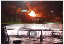 VÍDEO: casa é destruída por incêndio no Porto de Mâncio Lima; incenso pode ter iniciado às chamas