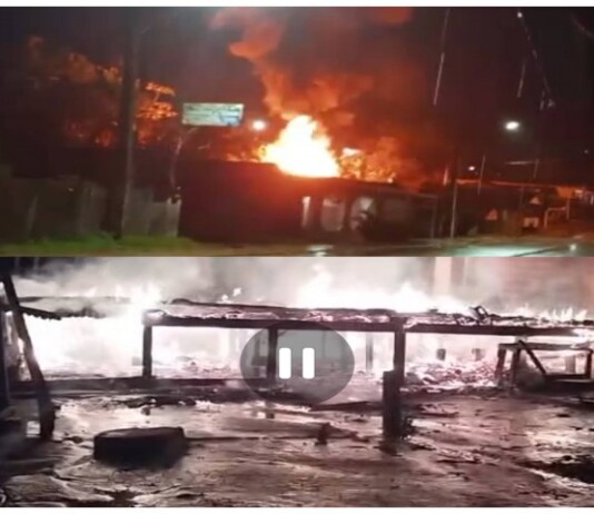 VÍDEO: casa é destruída por incêndio no Porto de Mâncio Lima; incenso pode ter iniciado às chamas