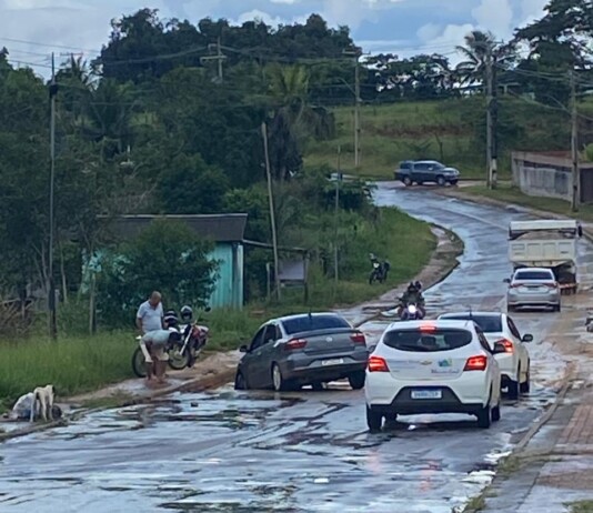Em Mâncio Lima, carro cai em buraco encoberto pela água
