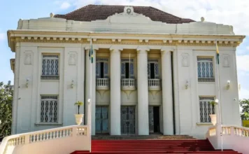 Em dia de transmissão de cargo, governo troca comando de secretarias e autarquias no AC