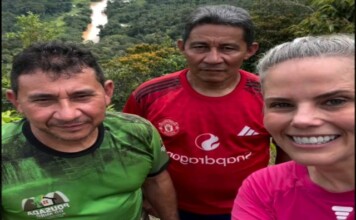 Jornalista Maria Cândida se encanta com o Mirante da Serra do Divisor, em Mâncio Lima