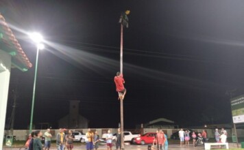Pau de Sebo no bairro Guarani reúne público e é sucesso mesmo com chuva em Mâncio Lima