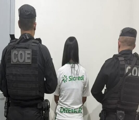 Em Mâncio Lima, mulher gravida é presa após incêndio em viaturas em posse de maconha e arma de pressão
