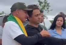 Nikolas Ferreira visita travessia de balsa entre Rodrigues Alves e Cruzeiro do Sul e destaca dificuldades enfrentadas pela população