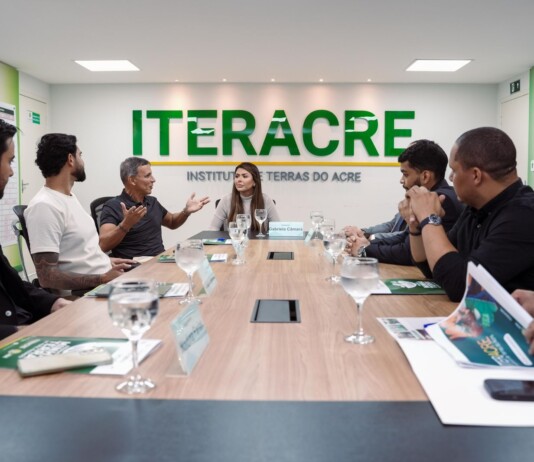 Bittar visita Iteracre e diz que regularização fundiária dá o direito aos verdadeiros donos enquanto ONGs travam o processo na Amazônia