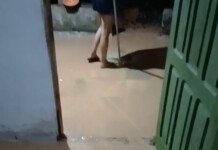 Casa fica completamente alagada no bairro da Cobal após forte chuva em Mâncio Lima