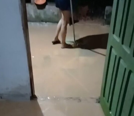 Casa fica completamente alagada no bairro da Cobal após forte chuva em Mâncio Lima