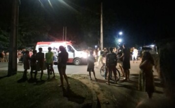 URGENTE: acidente entre moto e carro deixa três pessoas feridas em Mâncio Lima